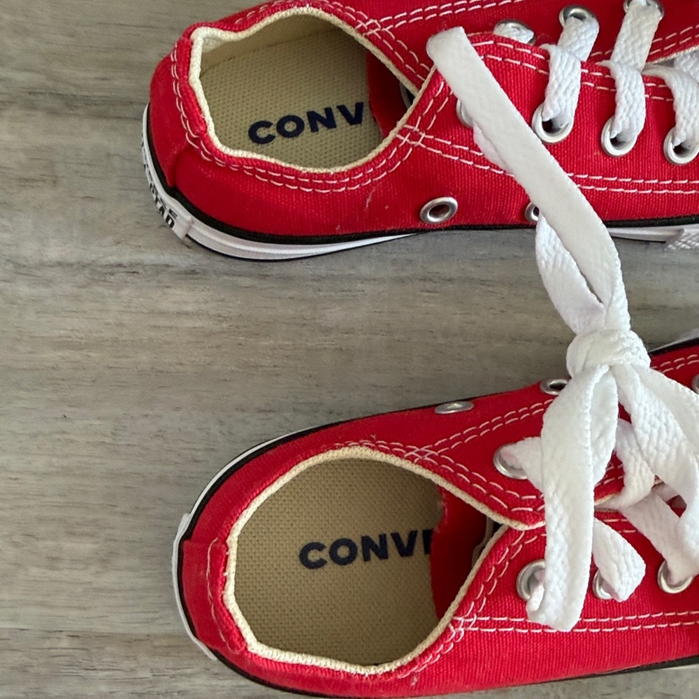 Kids red converse size 11 youth unisex - Picture 2 of 6